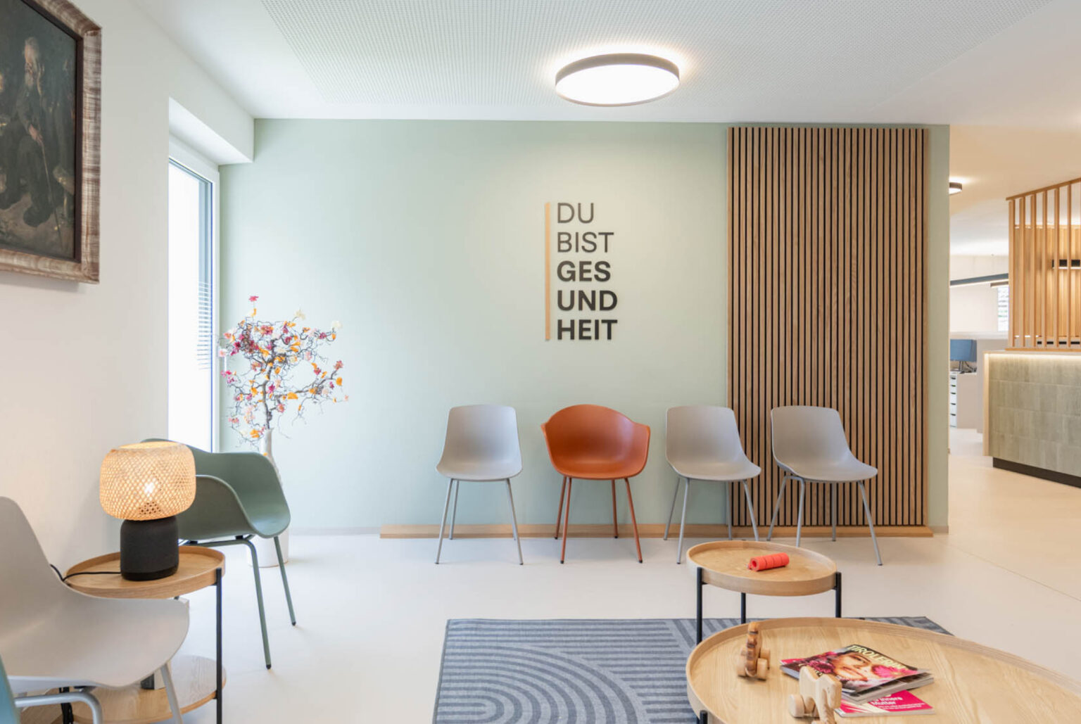 Modernes Wartezimmer mit Stühlen